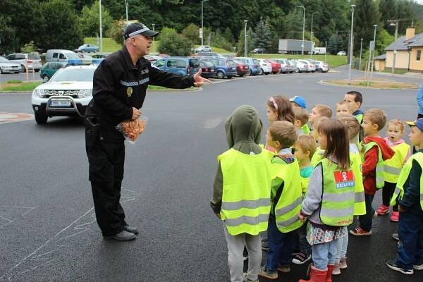 Bezpečné přecházení s Městskou policií – Mateřská škola Čapkova Letovice