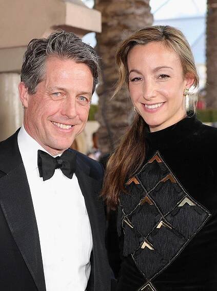 Dámy, je po všem! Věčný mládenec Hugh Grant vlezl do chomoutu! Vzal si matku svých tří dětí