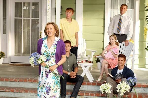 Zoufalé manželky - Paul se vrací - Z filmu - Felicity Huffman, Max Carver, Joshua Logan Moore, Darcy Rose Byrnes, Charlie Carver, Doug Savant