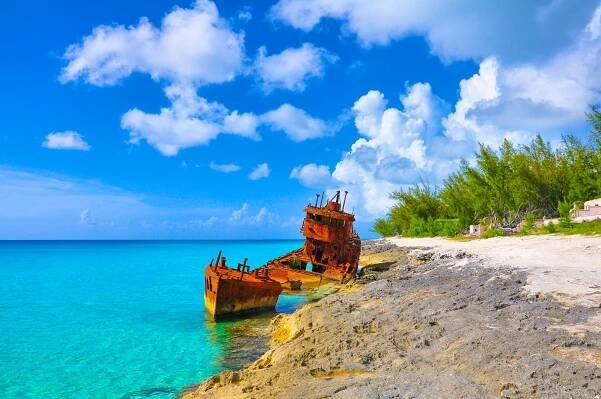 Historic shipwreck in Bimini, Bahamas (Photo: thomas carr/Shutterstock)