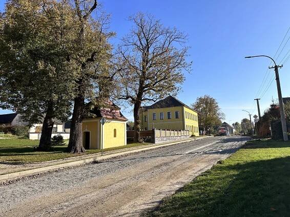 Z farmy se kvůli uzavírce silnice stala nedobytná pevnost. Úroda hnije na poli