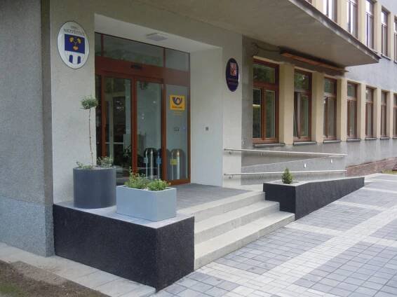 Rekonstrukce vstupu do budovy obecního úřadu a pošty – Nezvěstice – oficiální stránky obce