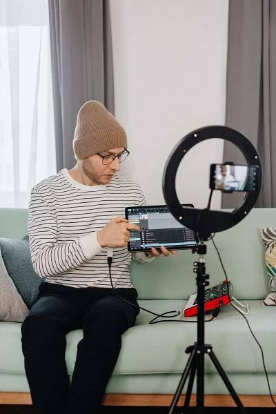 bezplatná Základová fotografie zdarma na téma audio zařízení, digitální influencer, digitální nomád Základová fotografie