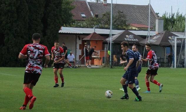 Fotbalisté Němčic (v černém) v 5. kole okresního přeboru OFS Kroměříž porazili Břest 4:0.