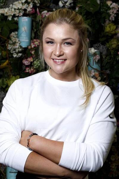 Promi-News: Sophia Thiel vor einer Blumenwand