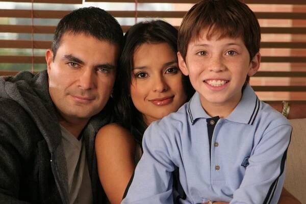 Amores de mercado - Promo - Mauricio Islas, Paola Rey