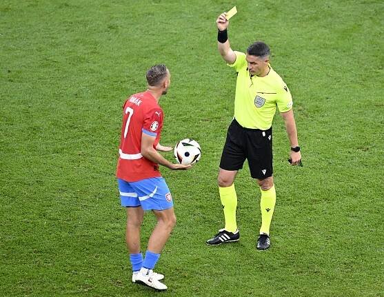 Rumunský rozhodčí István Kovács dává Antonínu Barákovi... | iROZHLAS - spolehlivé zprávy