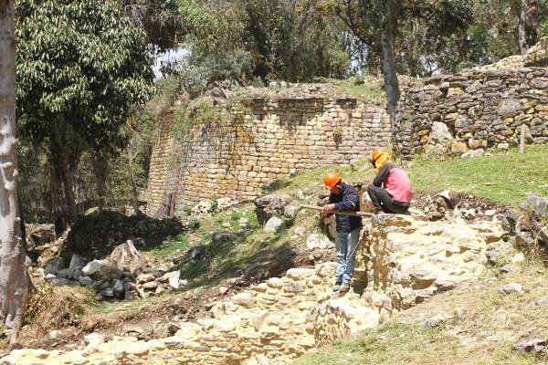 Workers digging on the Chachapoyas ruins of Kuelap.