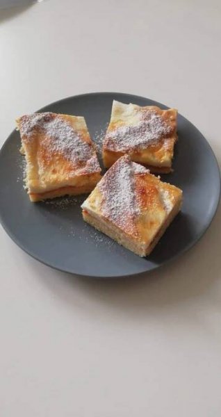 Linecký mřížkový koláč s marmeládou a tvarohem