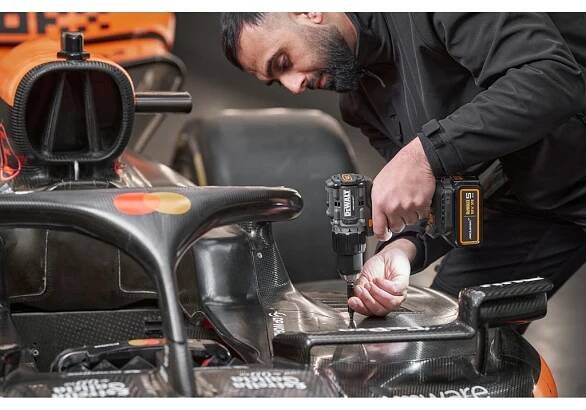 Aku příklepová vrtačka 18V/2x5,0Ah limitovaná edice McLaren DeWALT DCD85MP2T 