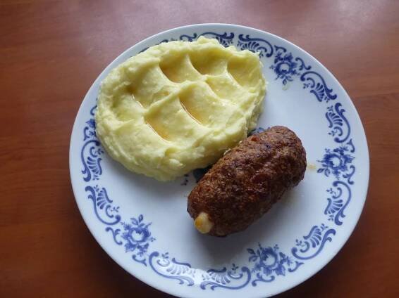 Recept: Mleté maso plněné sýrem a anglickou..