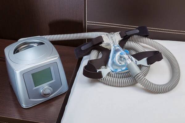 K domácí neinvazivní ventilaci existuje celá řada masek a několik typů přístrojů. Některé potřebují připojit kabelem do zásuvky, jiné využívají baterii a pacient může být při léčbě mobilní.