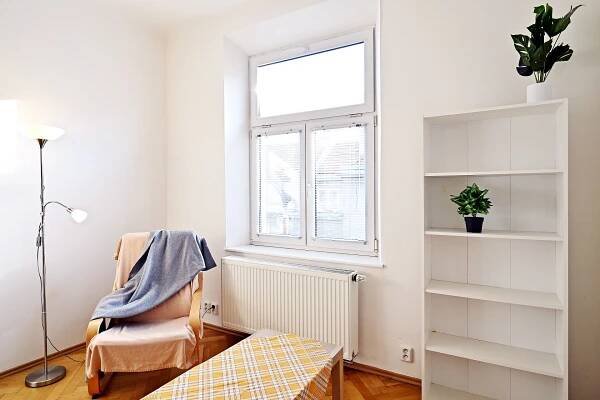 Pronájem bytu 2+1, 80m², včetně zasklené lodžie, plus sklep 8m², dvůr, výtah, OV, Praha Pohořelec. | reality selong