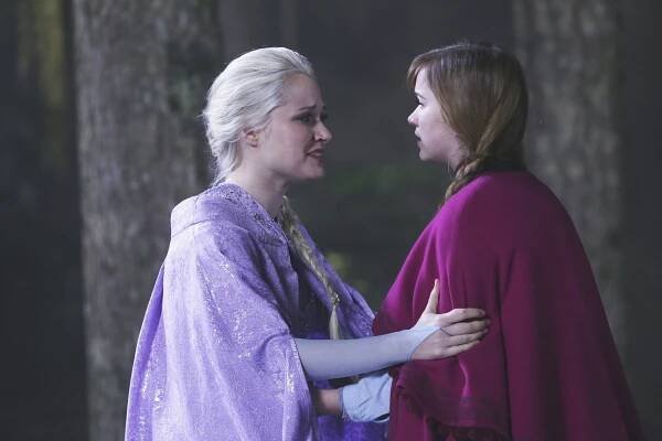 Bylo, nebylo - Rozbité sklo - Z filmu - Georgina Haig, Elizabeth Lail