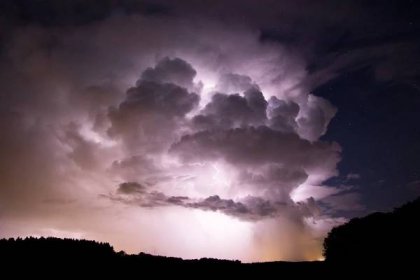 Déšť a bouřky budou dál panovat nad Českem. Předpověď počasí na noc a pátek 5. června