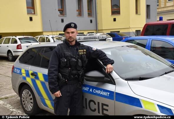 Kladenský policista rozmluvil sebevraždu muži, za kterým vylezl po lešení