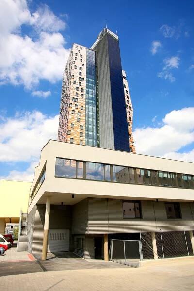 OBRAZEM: AZ Tower zve na návštěvu, zájemce pustí i na střechu
