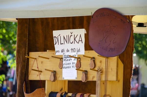 Tradiční jarmark v rozpálené Sobotce nalákal davy na stánky i Kašpárka v rohlíku