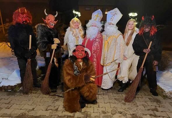 Chození Mikuláše s andělem, čerty po domech.jpg