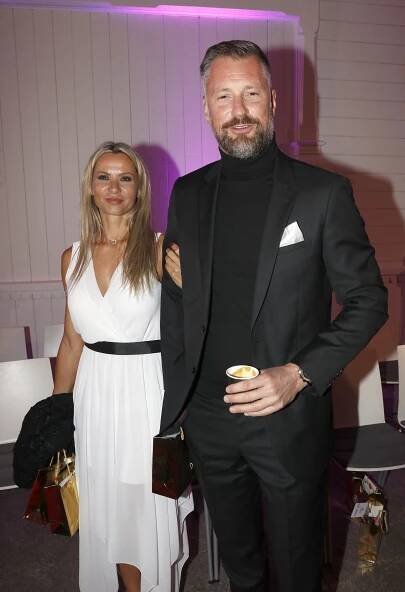 Moderátor Petr Vágner a jeho vnadná partnerka si nadělili stejné tetování. Pochlubili se, jak vypadá - galerie | Život v
