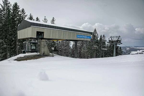 Letošní jaro je nezvykle bohaté na sníh. V Deštném v Orlických horách se ještě dnes prohánějí na svazích skialpinisté.