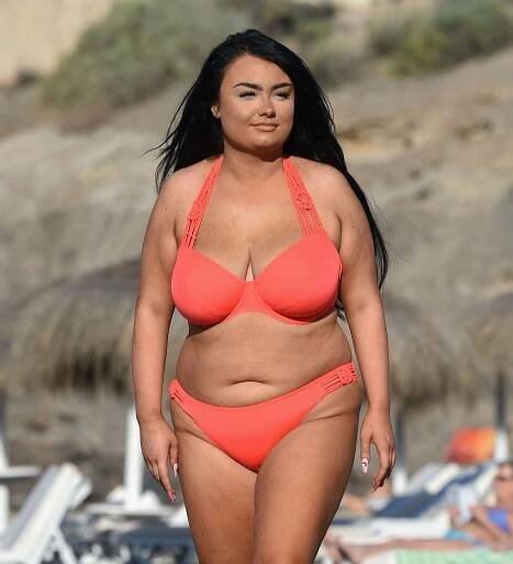 Povislá obří ňadra a tukové zásoby: Na tohle na pláži hvězdička (19) z reality show asi nikoho nesbalí