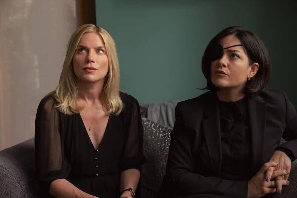 Zlé sestry - Hajzl - Z filmu - Eva Birthistle, Sarah Greene
