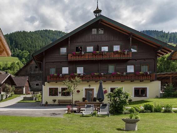 Sonnenliegen und Sitzplatz vor dem Bauernhof Haufhof in Schladming-Dachstein