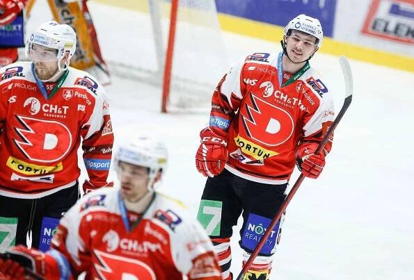 Hokejové utkání Tipsport extraligy v ledním hokeji mezi HC Dynamo Pardubice (v červenobílém) a HC Verva Litvínov (v bíložlotočerném) pardudubické enterie areně.