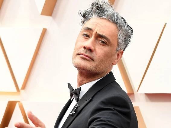 Actor Taika Waititi Let His Daughters Cut His Hair During Quarantine — Video