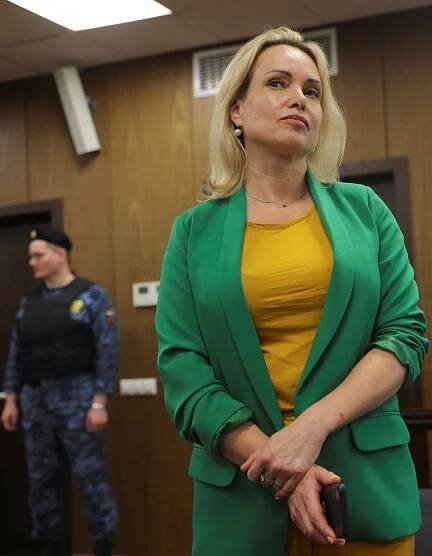 Novinářka, která vystoupila proti Putinově válce: Uprchla z domácího vězení i s dcerou (11)!