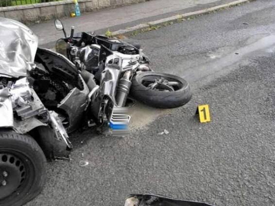 FOTO: Motorkář zemřel na chebské křižovatce
