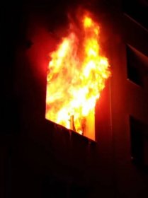 Z hořícího paneláku v Dobřanech museli hasiči vyvést v maskách p�ět lidí