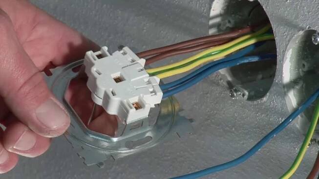 Video montáž a zapojení zásuvky s bezšroubovými svorkami - Magazín Technika24.cz