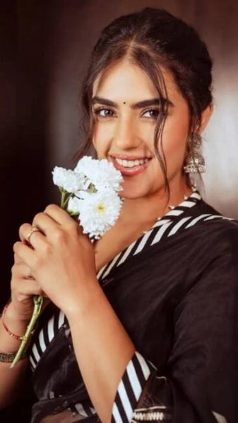 Kavya Thapar's ethnic perfection in every frame