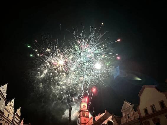 Třeboň se novoročního ohňostroje nevzdala. Světelnou show sledovaly tisíce lidí