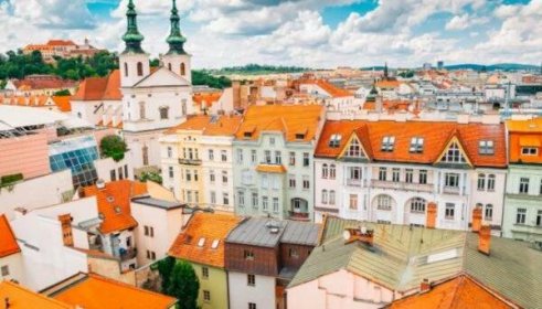 Architektonické poklady České republiky: Pohled cestovatele na Prahu a Brno