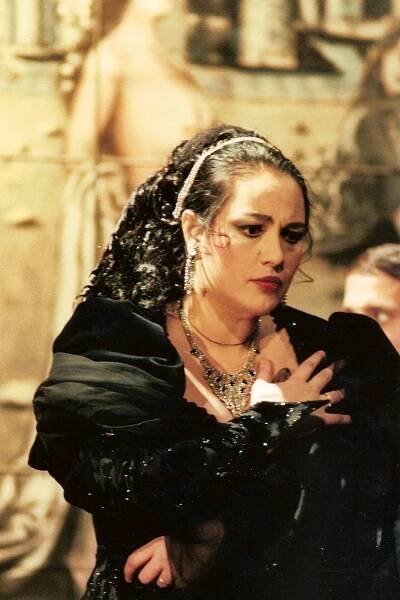 Anda-Louise Bogza: Pucciniho krimi opera Tosca vyžaduje lyrický projev i dramatický hlas – KlasikaPlus.cz