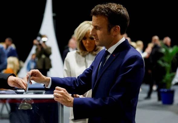 Macron, nebo Le Penová? Stovky Francouzů volí v Praze svého prezidenta