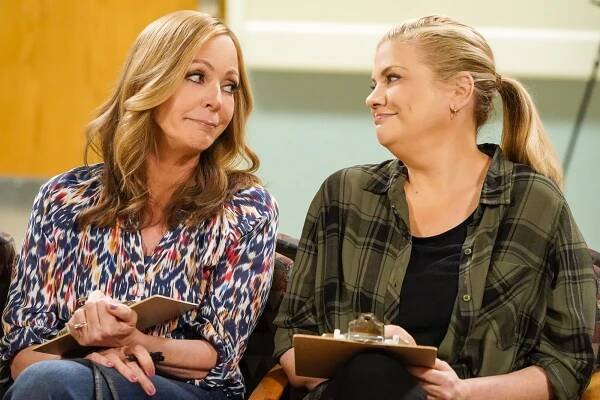 Allison Janney and Kristen Johnston in a Season 8 episode of "Mom."