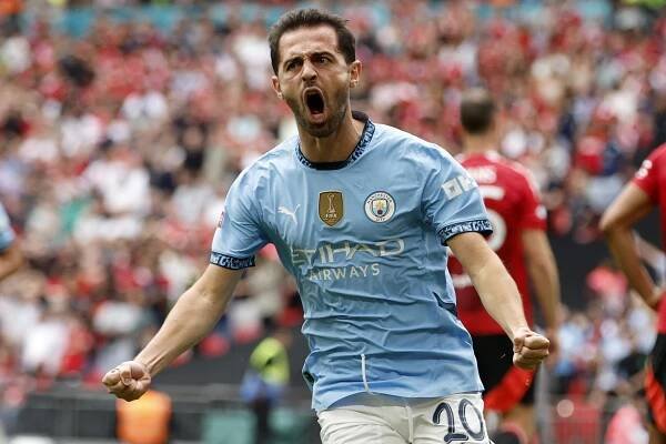 Futbalisti Manchestru City sa stali víťazmi Community Shield, keď zdolali Manchester United 2:1 po penaltách....