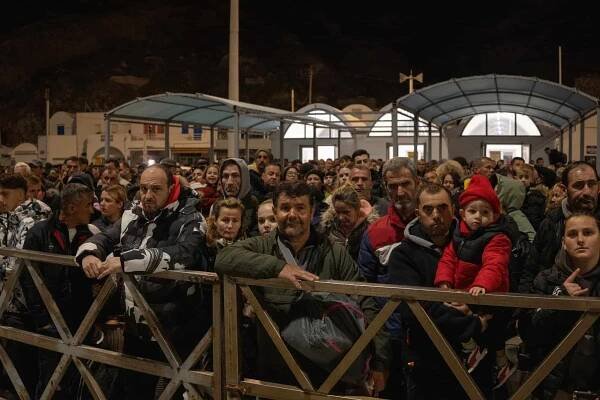 Evakuace Santorini pokračuje, ostrov zasáhla další zemětřesení