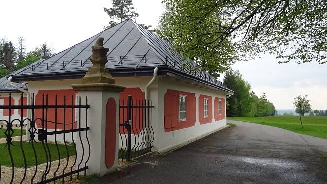 Lovecký zámek Karlštejn, Svratouch