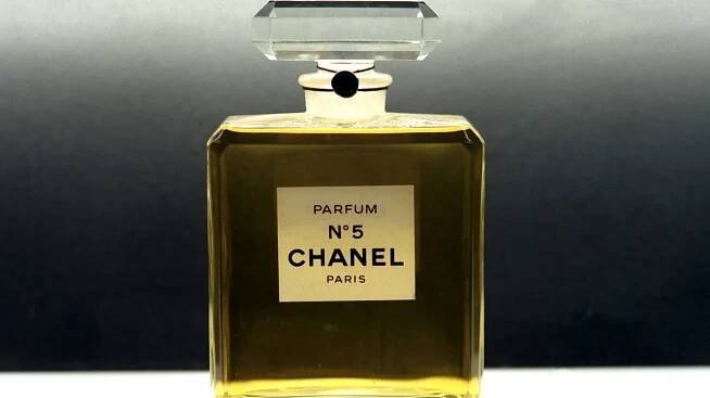Chanel No.5 slaví sto let. Jeho vůni tvoří přes 80 složek, některé se sbírají za východu slunce