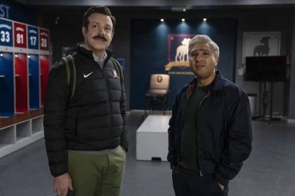 Coach Lasso (Jason Sudeikis, left) and Nate (Nick Mohammed) in the Richmond locker room on "Ted Lasso."