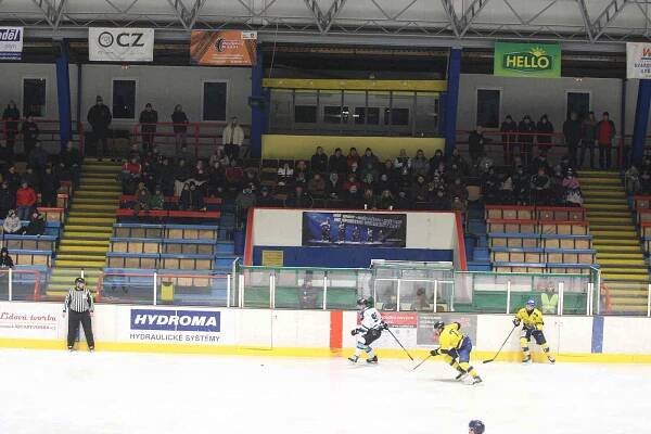 Hokejisté Uherského Brodu (žlutomodré dresy) v rozhodujícím třetím čtvrtfinále play-off zdolali Dynamiters Blansko 5:2.