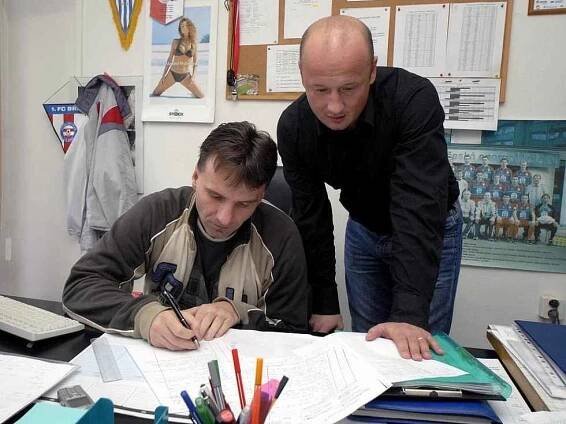 Archivní snímek: Adolf Šádek (vpravo) a příchod do Plzně. Na snímku hovoří s šéftrenérem dorostu Viktorie Karlem Krejčím