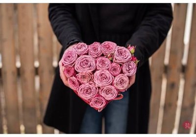 Květinový box ve tvaru srdce z růží - Květiny M. Huszárová