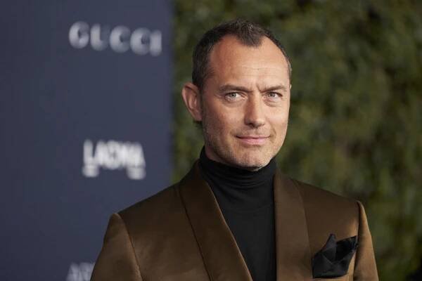 Britský herec Jude Law si zahraje Putina ve filmu Mág z Kremlu