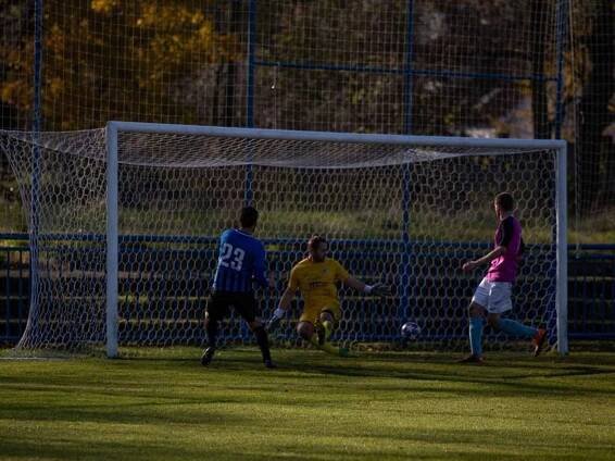 I. B třída, 13. kolo: FK Kralupy 1901 (fialové dresy) - Slavoj St. Boleslav (2:2)